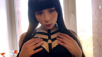 Hot Brunette ayaa si qoto dheer u nuugtay oo si dareen leh lacag loogu waso